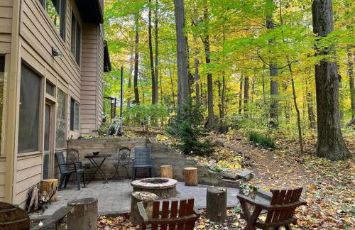 Woodshores Retreat - cozy retreat, hot tub, Lk MI - Photo 15