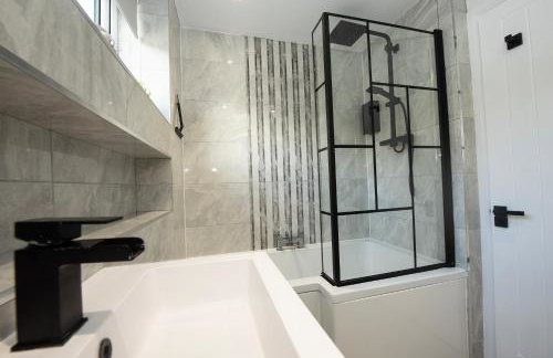 Stylish 4 Bed House, Free Parking, Close to M4 Newport - Foto 14