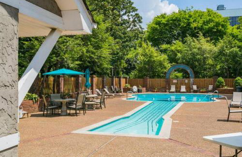 Music Row Retreat with Pool and Free Parking, Walk to Bars! - Foto 23