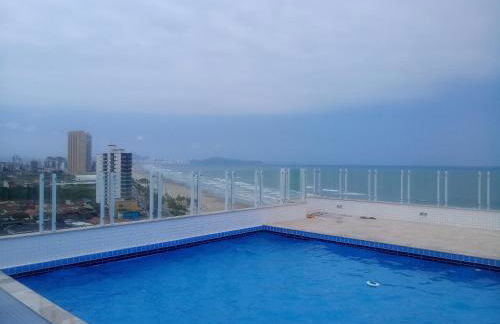 Prédio com piscina na cobertura frente ao mar,apartamento para até 6 pessoas e 3 crianças até 8 anos, churrasqueira na sacada, Wi-Fi grátis, rede de proteção, NÃO oferecemos roupas de cama e banho, 1 vaga de garagem, na Praia Grande-Vila Mirim - Foto 32