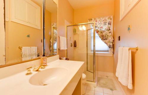 Charming MPLS Home with Patio - Walk to Uptown! - Foto 22