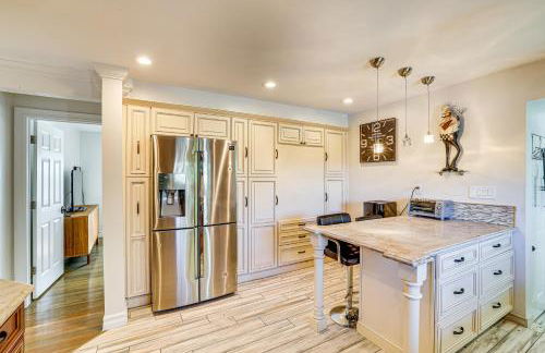 Near Yale and Lighthouse Point Beach Home with Pool! - Foto 12