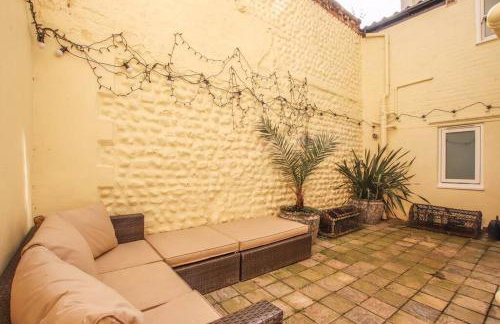 Stunning Cromer beach house with sea views - Photo 10