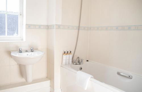 4x Bed Elegant Home with Parking - Photo 14