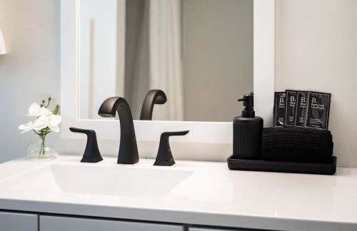 Oakwood Charm Family-Friendly 3BR Getaway - Photo 39