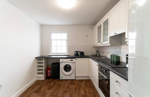 Bright 1 Bed Harbour-side Apartment with Balcony - Photo 13