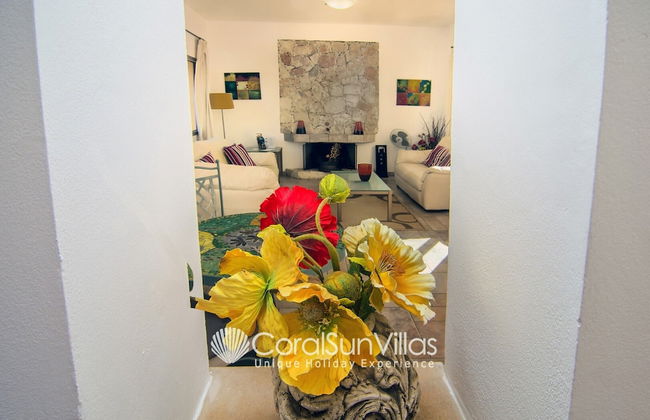 Large Pool & Garden, Billiard, Peaceful Area, Near to the Sea, Coral Bay Paphos - Foto 3