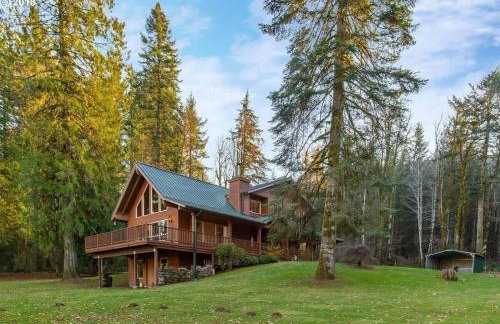 Iron Mountain - Spacious Secluded Lodge with Hot Tub & Game Room - Photo 4