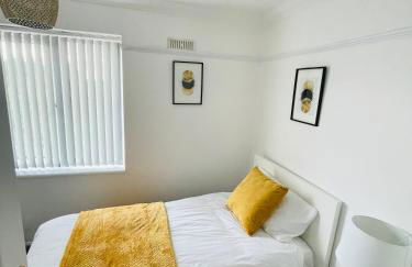 Wolverhampton 3-Bed Home Garden 4 Beds Parking for 2 Vans Ideal for Contractors, NHS & Long Stays Near M6, Walsall & City Centre - Foto 18