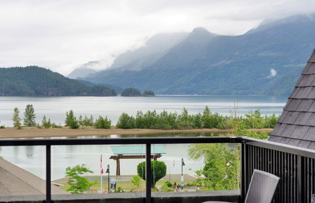 Stylish Urban Retreat 2BR Condo - Photo 68