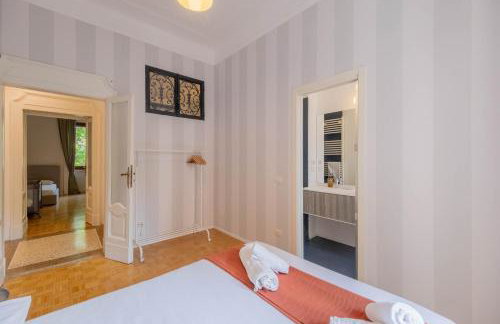 Velvet & Marble - Stylish Luxury City Center Apartment - Photo 15