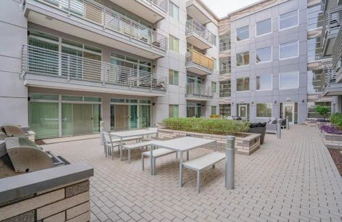 Modern 2BD DT - Balcony, Gym, W-D, Parking - Sleeps 8 - Photo 20