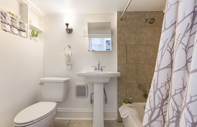 Uptown Spacious 4BD w Historic Charm - Foto 33