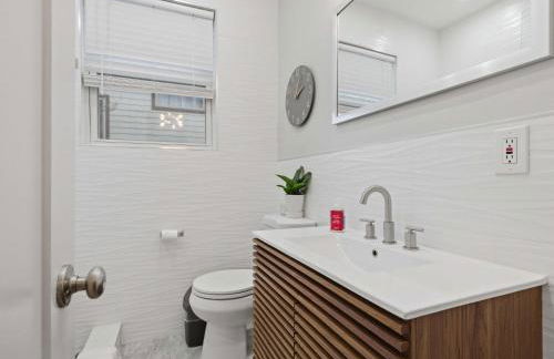 Charming 4BR Bungalow - Steps to Clarendon METRO - Foto 28