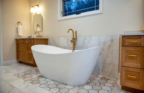 New Farmhouse, King Beds, Game Room, Hot Tub & View! - Foto 68