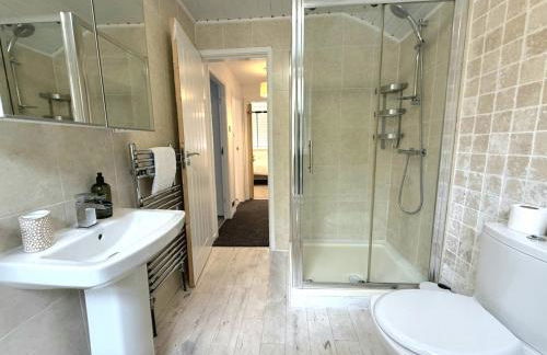 Serene 3-Bedroom Family Rochdale Home with Garden - Foto 25