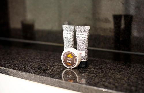 Bright Riverside 2 Bed Haven with Balcony - Modern Comfort in Battersea - Foto 33