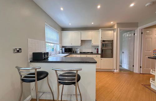 Spacious 4 Bed Home near Elizabeth Line, perfect for Contractors, Families & Groups - Foto 6