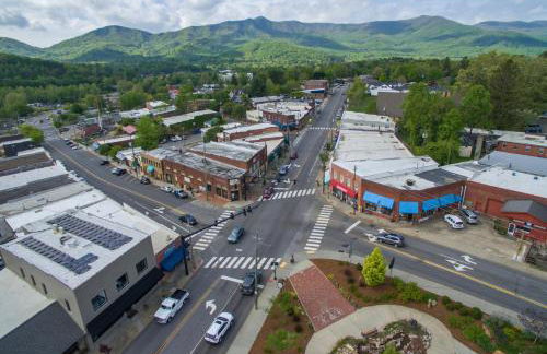 Charming Pet-Friendly Cottage Walkable to Town! - Foto 30