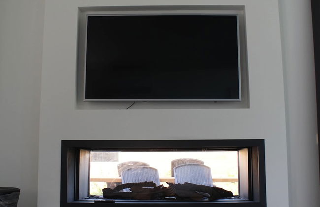 Cozy Garden Home w/ Fireplace - Photo 10