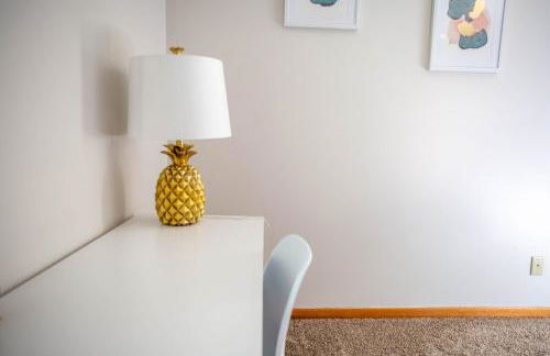 Work & Relax, 3BR Home with Office, Close to Downtown & Prairie Trail, Parking - Foto 27