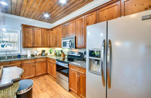 Lakefront Jacksons Gap Retreat with Grill and Dock! - Foto 8