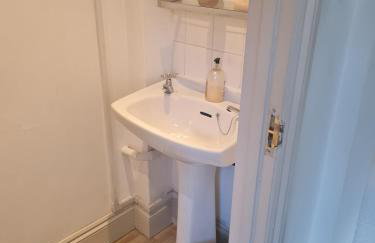 Quiet self contained studio flat near town centre and university - Foto 17