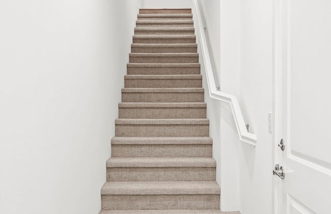 Chic Modern Retreat With Stunning Views 1360 Sqft - Photo 40