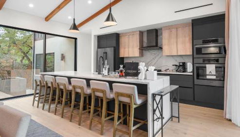 Modern Oasis w Pool Hot Tub Rooftop Deck Home Theater Mariposa Retreat by AvantStay - Foto 5, Other