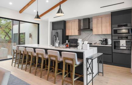 Modern Oasis w Pool Hot Tub Rooftop Deck Home Theater Mariposa Retreat by AvantStay - Foto 5