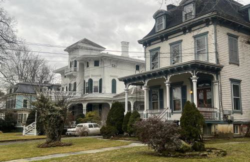 2 Br Victorian Apt 2800 sq ft 2 floors with Full Kitchen 2 baths and Laundry - Foto 1