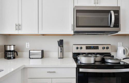 Elegant Two Bedroom Apartment with Free Parking and Plush Beds - Foto 12