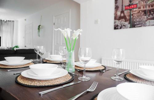 Spacious 3BR Weekend Getaway Home Near Etihad and Coop Live - Free Parking! - Foto 14