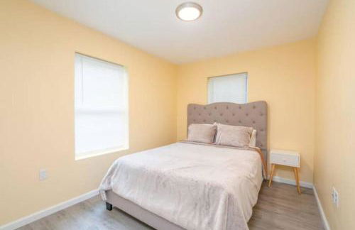 Gorgeous Waterfront 2 Bedroom 1 Bath Modern Home. - Foto 7