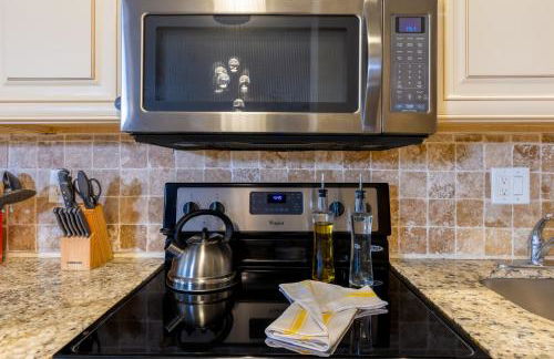 Stylish Beachfront Condo with Balcony & Ocean View - Foto 28