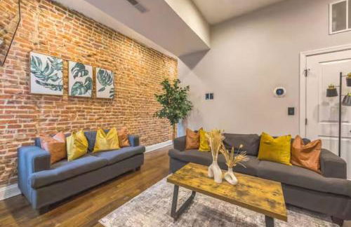 Lovely 2BR w Patio - 10 mins to DT - Sleeps 10 - Foto 2