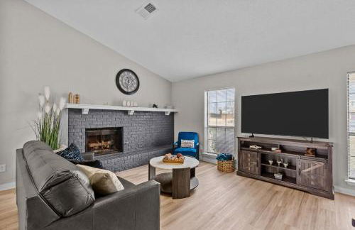 DFW Retreat - Pool, Spa & Minutes to Dallas & Fort Worth - Photo 25