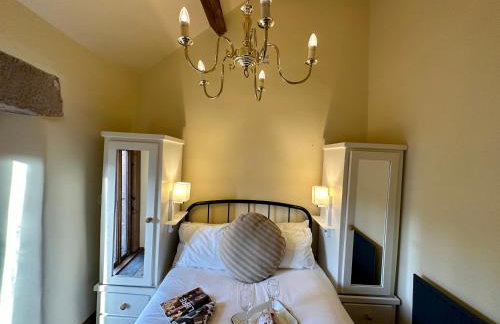 Derbyshire Cottage for 4, 1 hour per day private pool use - Photo 13