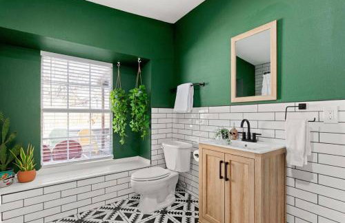 Gorgeous Home with Heated Pool In Downtown! - Foto 30