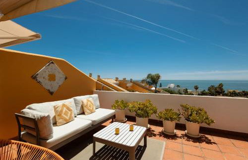 Modern beachside Penthouse with amazing sea views in Costabella, Marbella - Photo 4