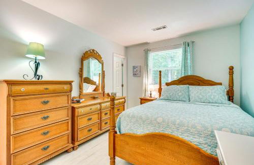 Cozy Goose Creek Escape with Patio and Grill - Foto 10