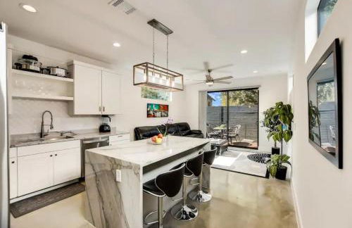 3BR 3BA Heart of SoCo, Private Deck Steps to Shops by Austin Vacay - Foto 1