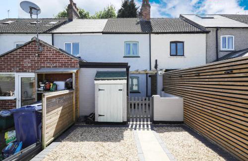 Cosy 2-Bed Home by Pink Flamingo Holdings, Perfect for Business & Groups - Photo 23