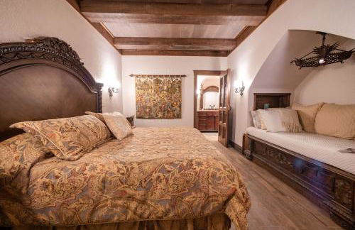 HIGHLANDS CASTLE overlooking Lake George plus 2 other CASTLES & SUITES - Foto 15