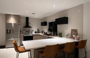 Super stylish 4 BR Home Steps from the Fun - Foto 8