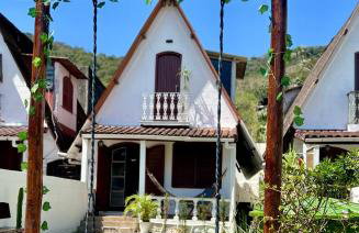 Casa estilo chale dúplex com 3 quartos, churrasqueira, balanço, chuveirão e a uma quadra da praia - Foto 1