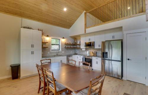 Lakeside Cabin Retreat with Private Hot Tub! - Foto 11