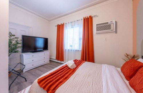 5BR 3BTH House, Steps to Bars, Dining, NYC Access with GameRm, Backyard with BBQ and Parking - Foto 23