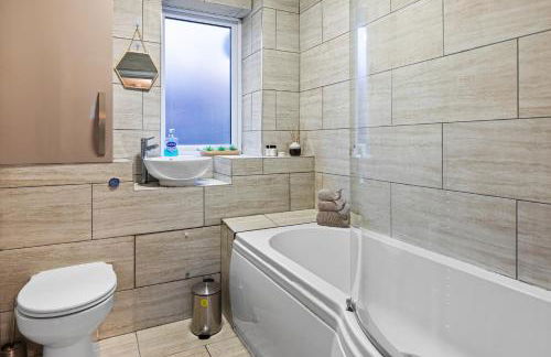 Forest View- Oasis Mural -Didsbury Zen Sleeps 10 - Photo 20