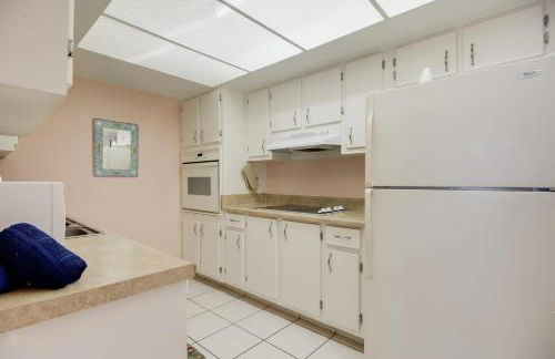 You cannot get any closer to the beach! 2BR condo - Foto 8